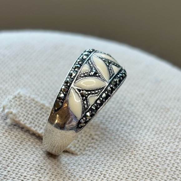Vintage Sterling Silver 925 Marcasite & Enamel Dome Ring - Picture 3 of 9